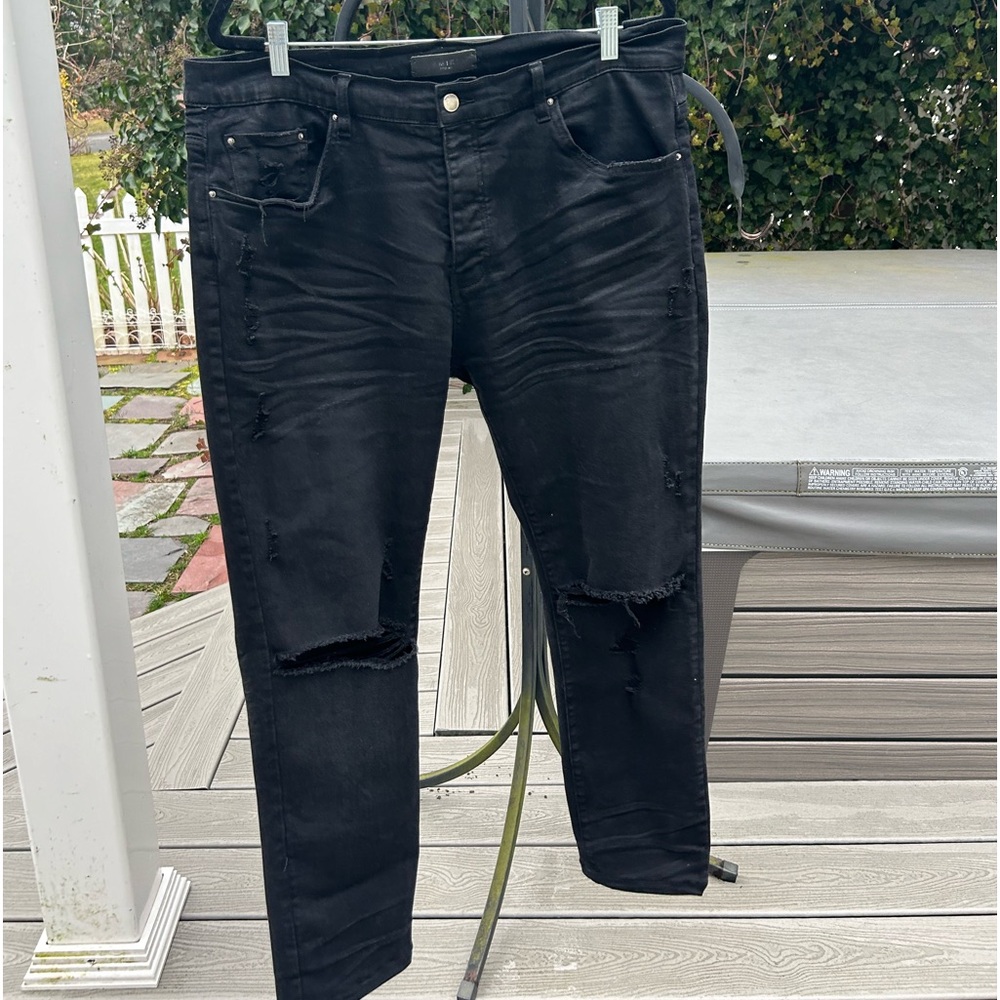 ๐ฆ Amiri Distressed Ripped Jeans - Picture 5 of 17
